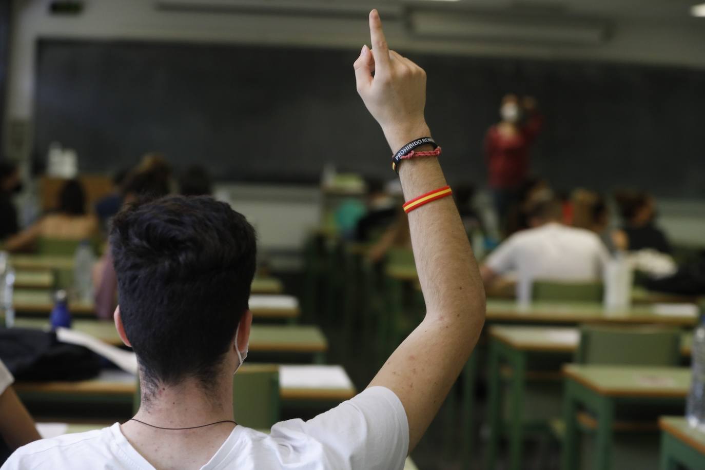 Las Pruebas de Acceso a la Universidad (PAU), la selectividad, han arrancado este martes en los campus de las cinco instituciones públicas con el examen de Historia de España. Un total de 24.557 estudiantes se han matriculado en las pruebas, que se prolongarán hasta el jueves. 