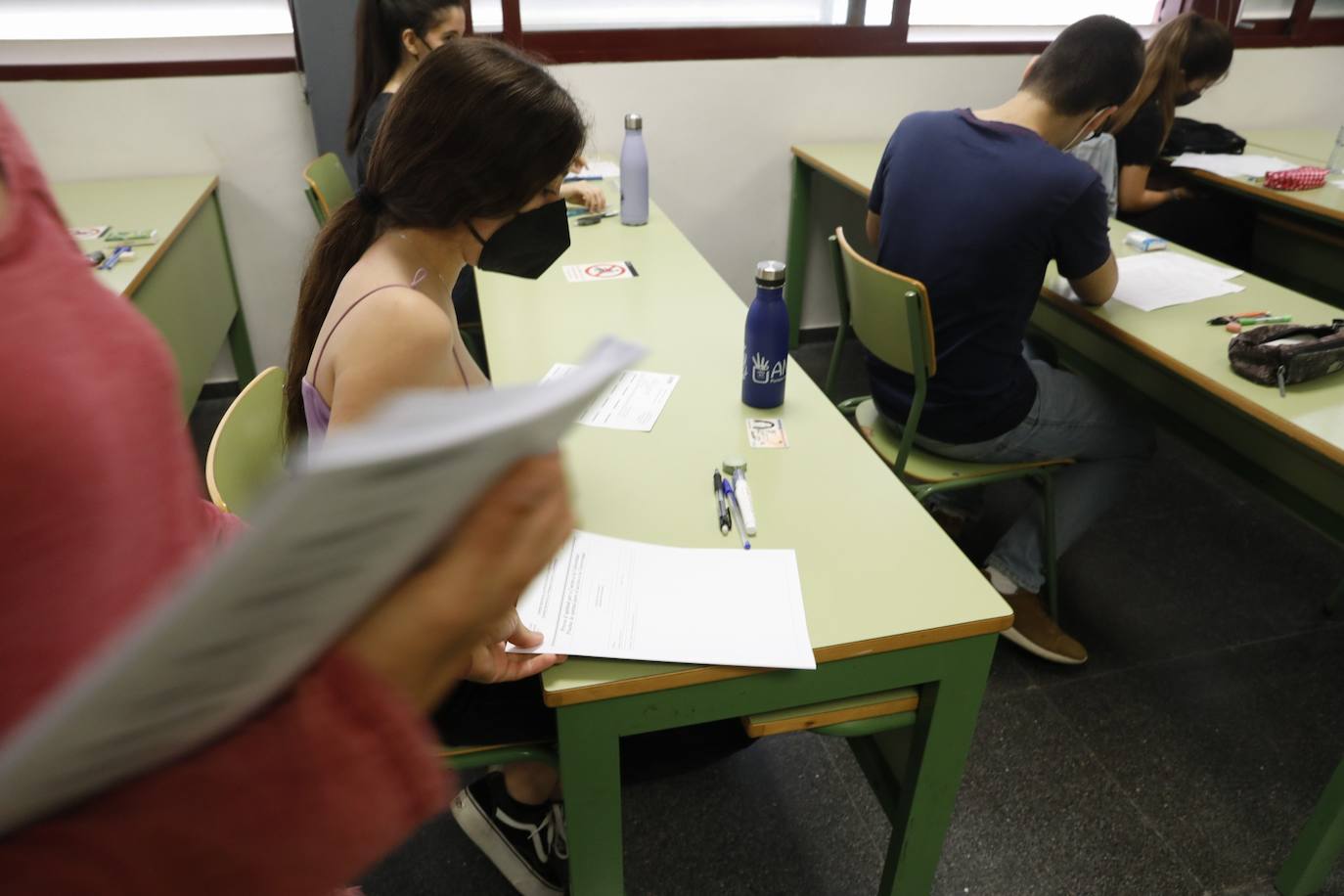 Las Pruebas de Acceso a la Universidad (PAU), la selectividad, han arrancado este martes en los campus de las cinco instituciones públicas con el examen de Historia de España. Un total de 24.557 estudiantes se han matriculado en las pruebas, que se prolongarán hasta el jueves. 