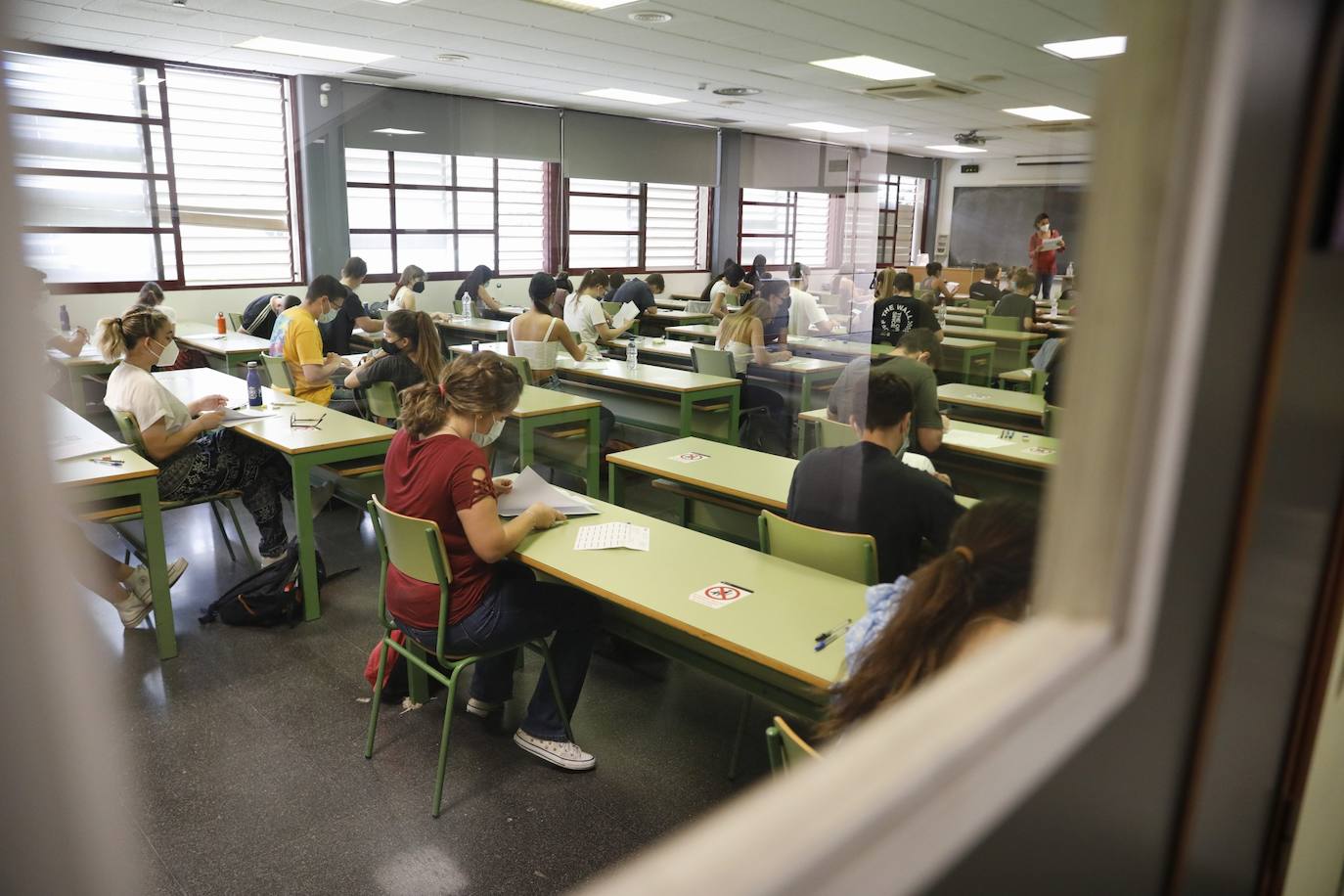 Las Pruebas de Acceso a la Universidad (PAU), la selectividad, han arrancado este martes en los campus de las cinco instituciones públicas con el examen de Historia de España. Un total de 24.557 estudiantes se han matriculado en las pruebas, que se prolongarán hasta el jueves. 