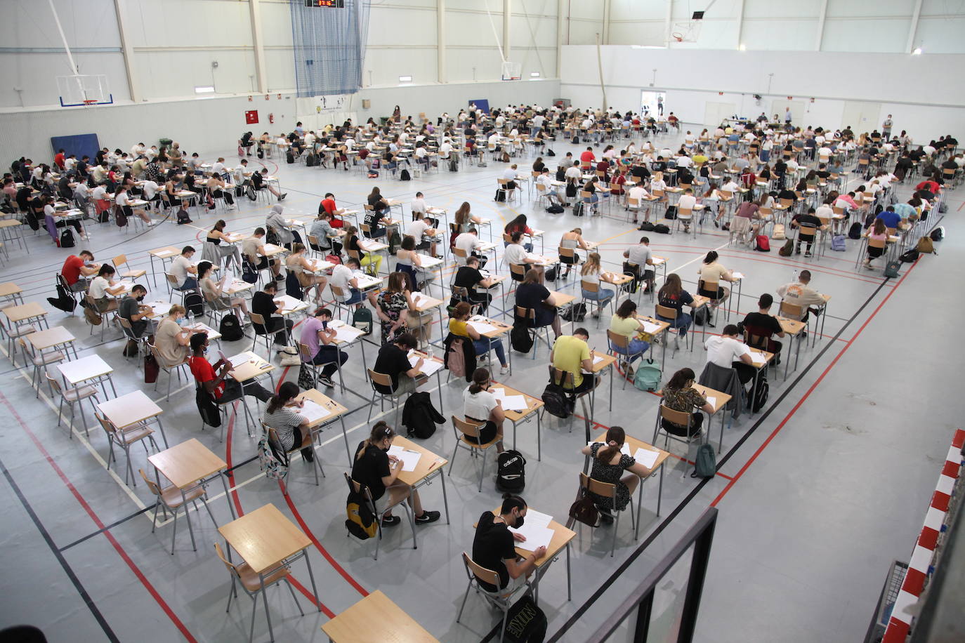 Las Pruebas de Acceso a la Universidad (PAU), la selectividad, han arrancado este martes en los campus de las cinco instituciones públicas con el examen de Historia de España. Un total de 24.557 estudiantes se han matriculado en las pruebas, que se prolongarán hasta el jueves. 