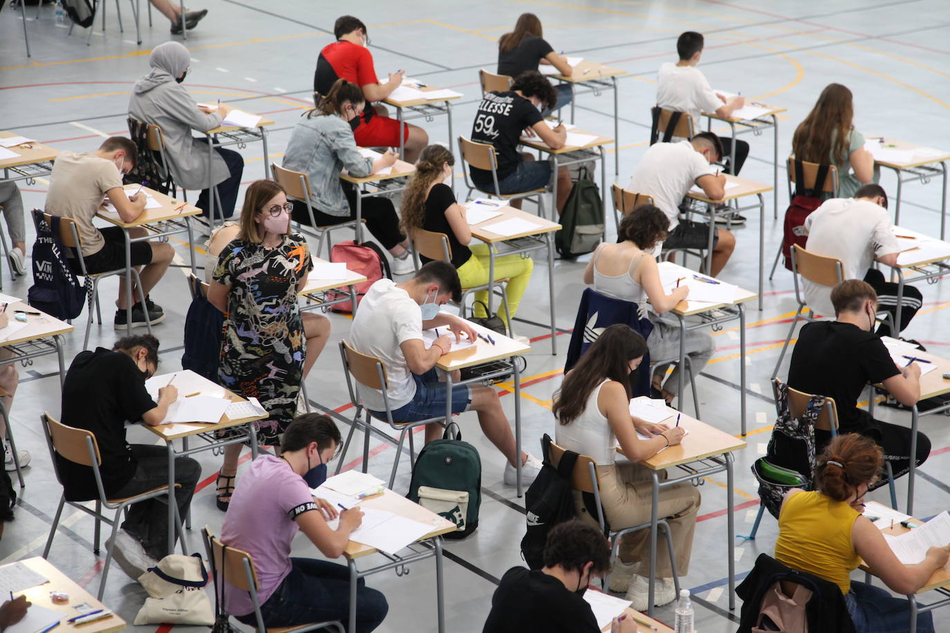 Las Pruebas de Acceso a la Universidad (PAU), la selectividad, han arrancado este martes en los campus de las cinco instituciones públicas con el examen de Historia de España. Un total de 24.557 estudiantes se han matriculado en las pruebas, que se prolongarán hasta el jueves. 