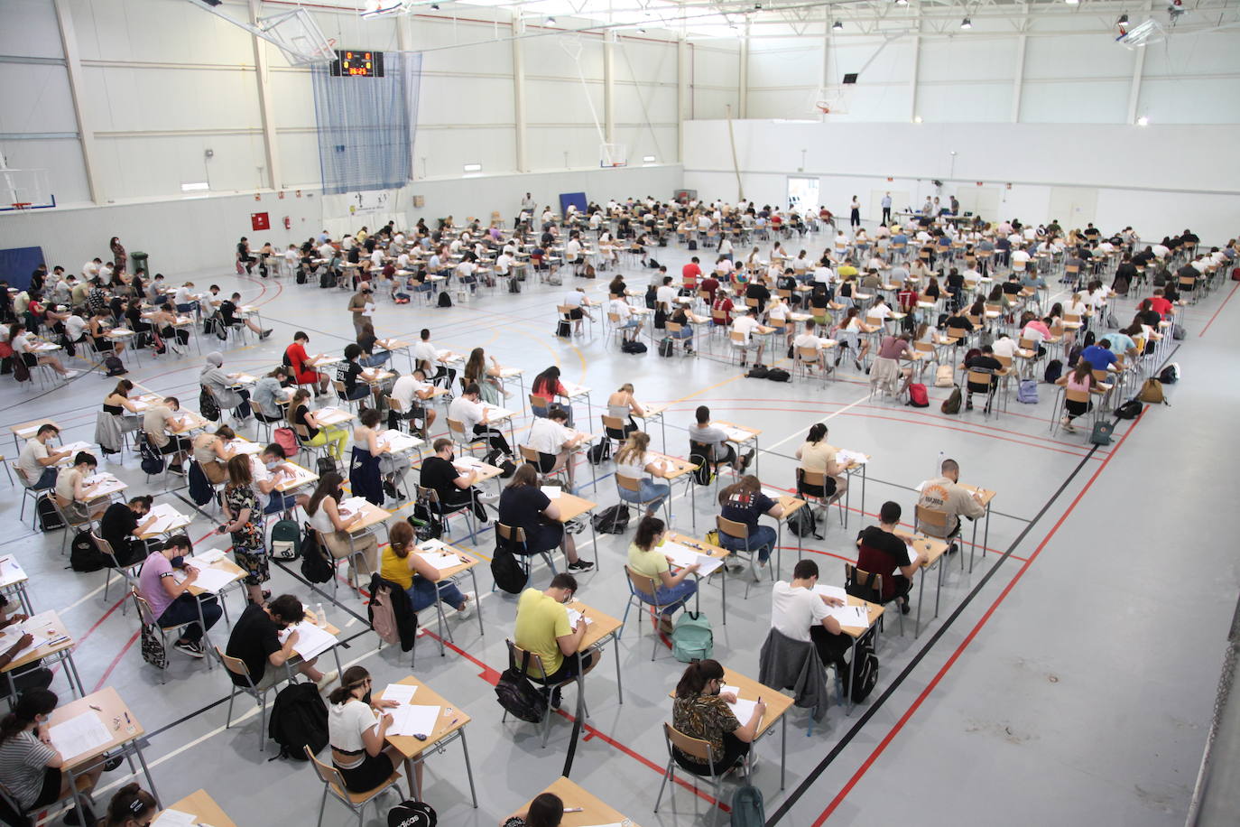 Las Pruebas de Acceso a la Universidad (PAU), la selectividad, han arrancado este martes en los campus de las cinco instituciones públicas con el examen de Historia de España. Un total de 24.557 estudiantes se han matriculado en las pruebas, que se prolongarán hasta el jueves. 