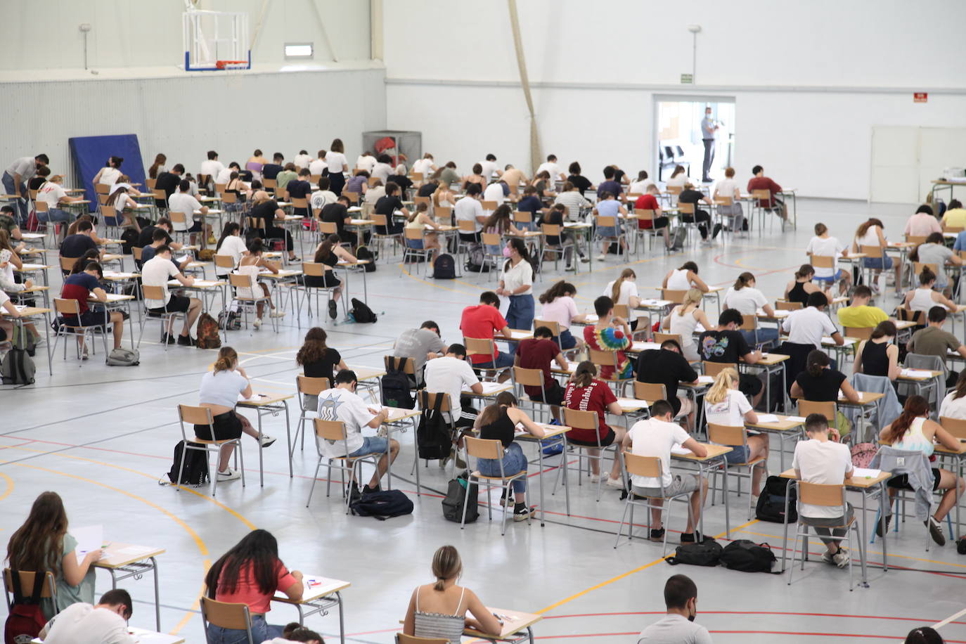 Las Pruebas de Acceso a la Universidad (PAU), la selectividad, han arrancado este martes en los campus de las cinco instituciones públicas con el examen de Historia de España. Un total de 24.557 estudiantes se han matriculado en las pruebas, que se prolongarán hasta el jueves. 