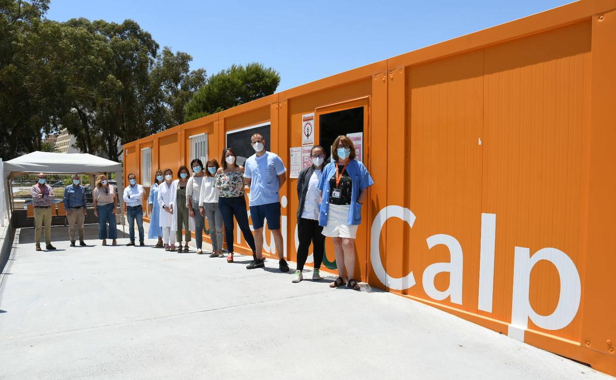 Autoridades y personal sanitario en el consultorio de verano de la playa de la Fossa de Calp. 