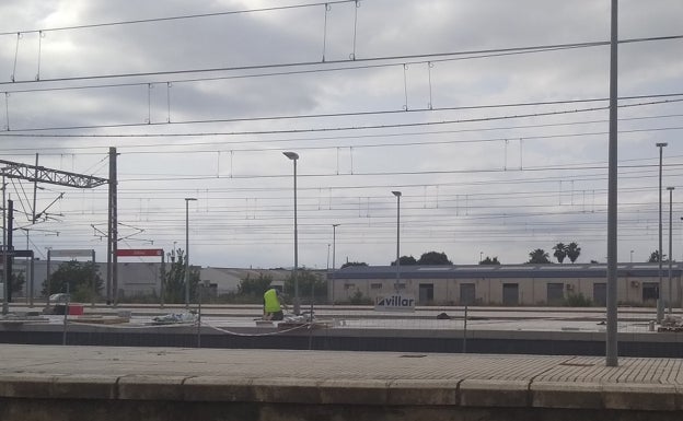 Se está procediendo a rebajar la altura de los bordillos enlos andenes. 