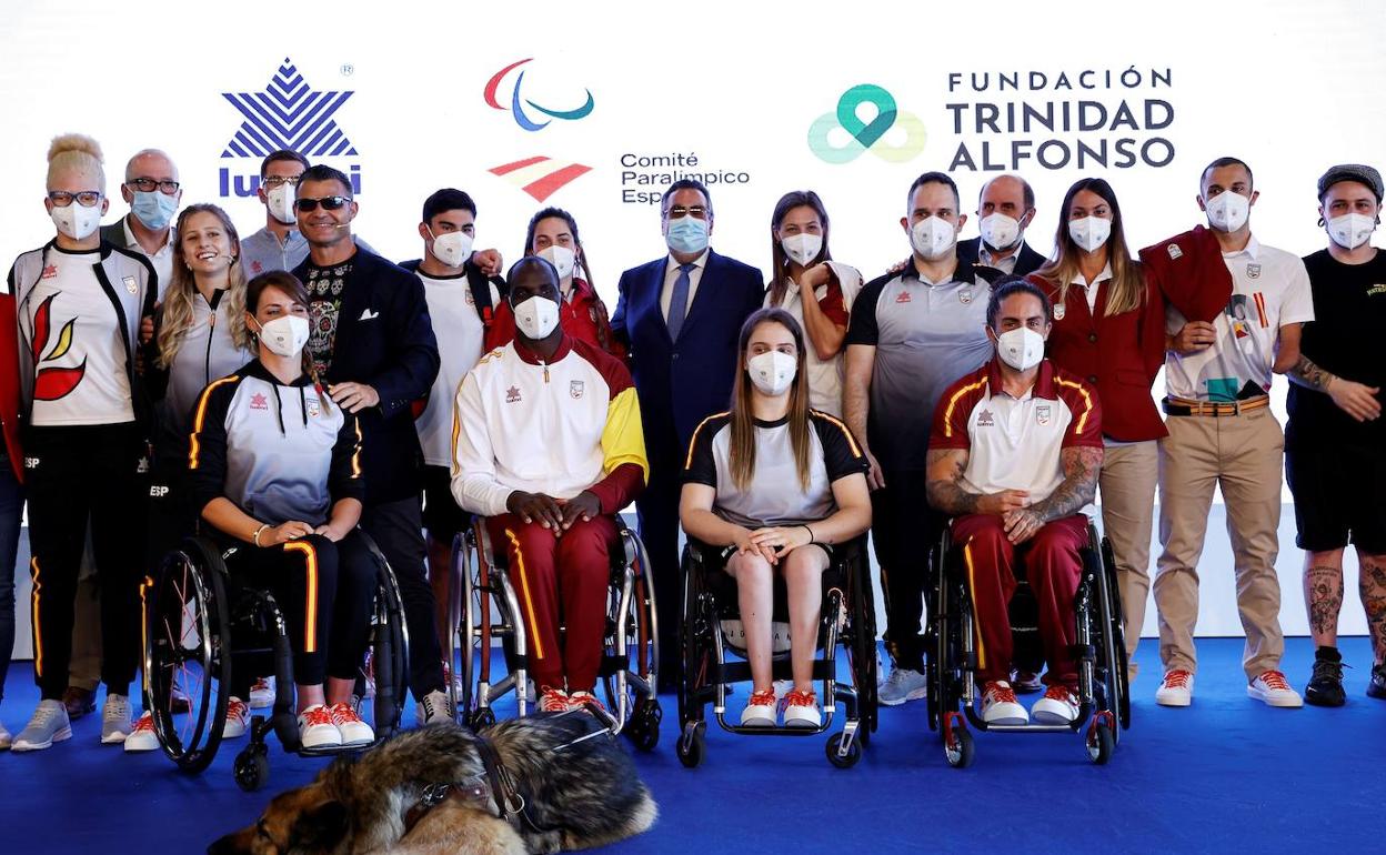 Los deportistas paralímpicos posan al final del maratoniano acto en el que han sido presentadas lasequipaciones para Tokio. 