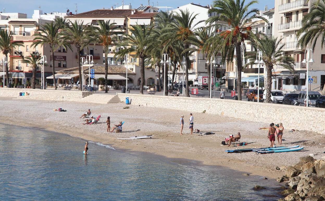 Algunos bañistas en la playa de La Grava de Xàbia. 