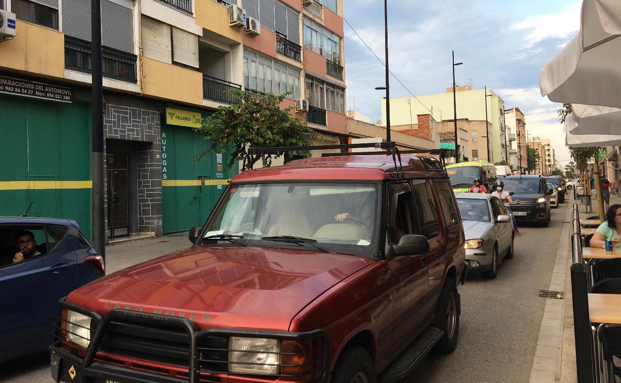 Vehículos parados en la avenida del Raval de Gandia. 