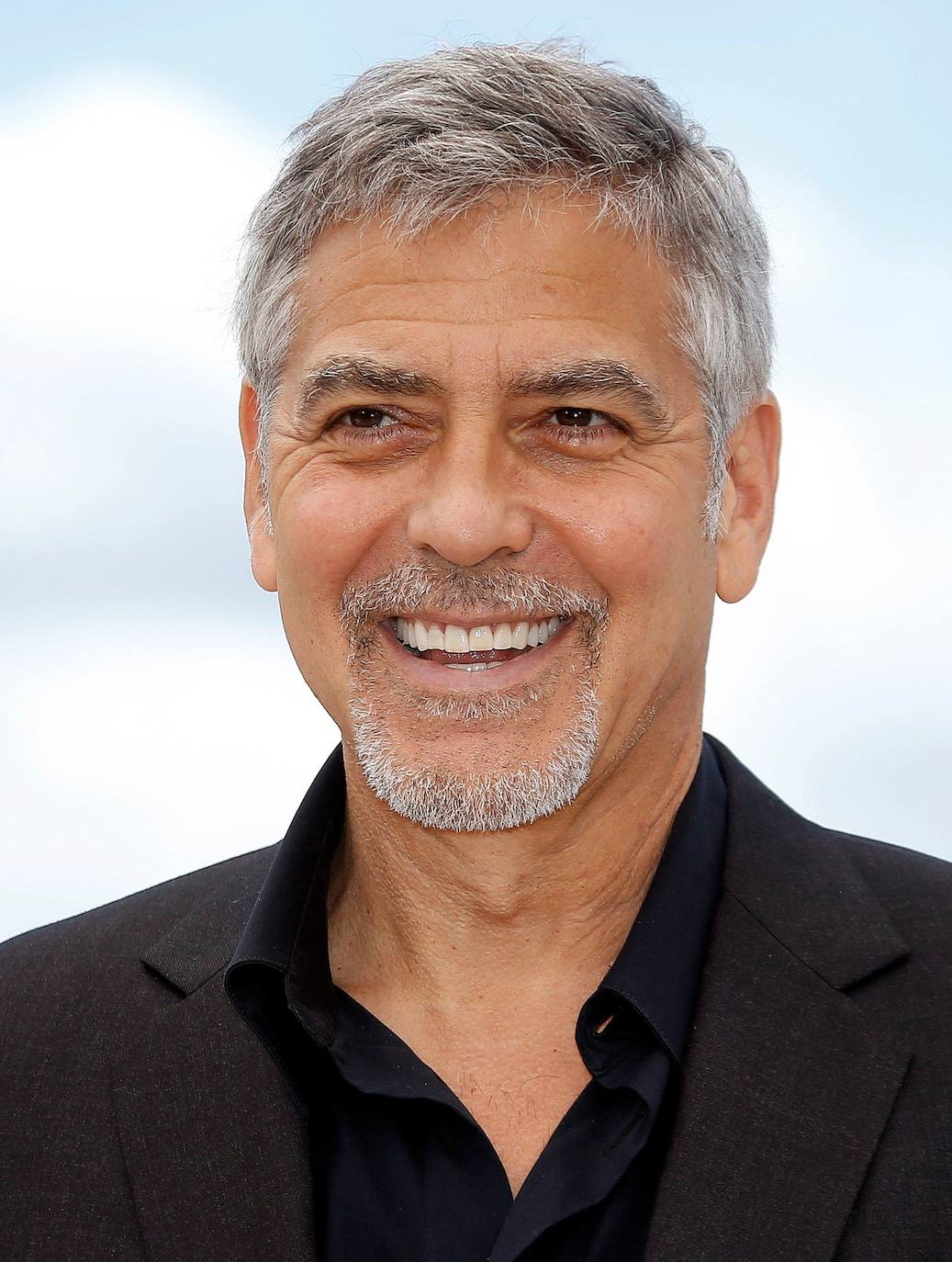 3.- George Clooney | Actor, director, escritor y productor que se convirtió en la primera persona en ser nominado en seis categorías diferentes en los Premios Óscar, ganando su primer premio de la Academia como Mejor Actor de Reparto por su papel en la película 'Syriana' del 2005. Interpretó al Dr. Doug Ross en el drama médico 'ER' desde 1994 hasta 1999, y protagonizó la trilogía 'Ocean's Eleven'. 