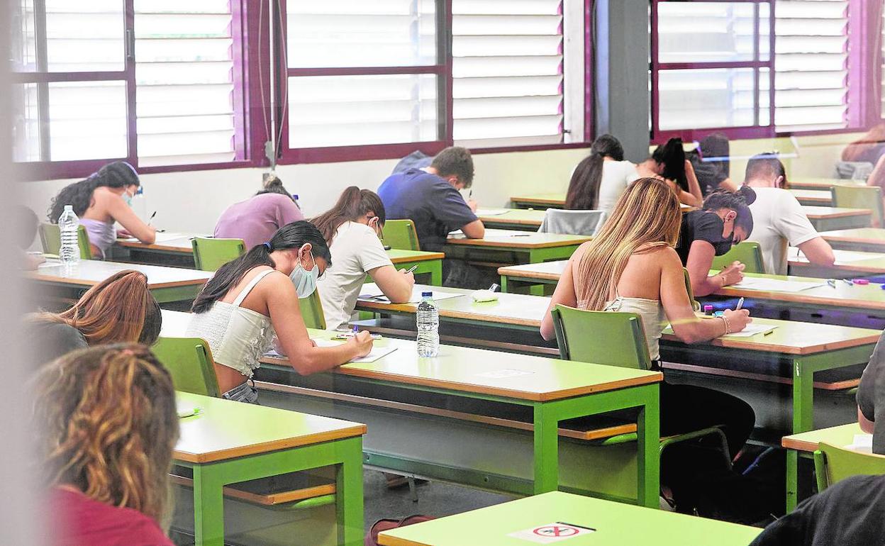 Estudiantes en la Escuela de Caminos de la UPV durante el primer examen de la selectividad. 