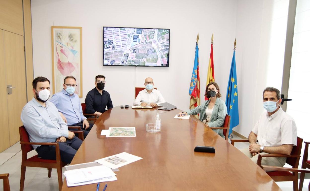 El alcalde, Toni Saura, en la reunión con la directora general, Roser Obrer. 