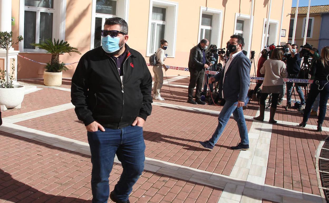 Basili Salort, líder de Compromís, y al fondo el alcalde de El Verger. 