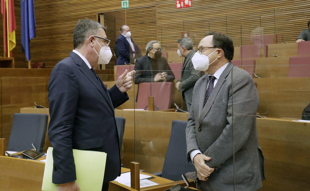 El presidente de Les Corts, Enric Morera, junto al conseller de Hacienda, Vicent Soler, en Les Corts