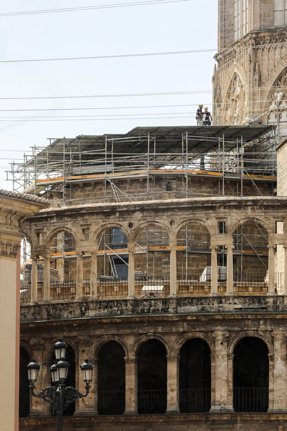 Obras para localizar las goteras en la cubierta de la catedral de Valencia. 