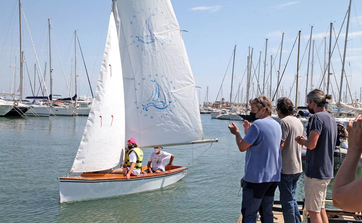 La barca 'Penyamar' de los alumnos del IES Maria Ibars tras ser botada en el Real Club Náutico de Dénia. 