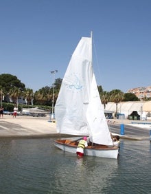 Imagen secundaria 2 - Varios momentos del acto de botadura y bautizo de la barca. 