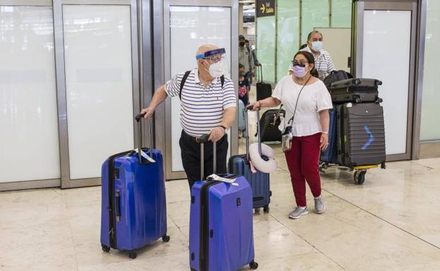 Viajeros internacionales regresan a España.