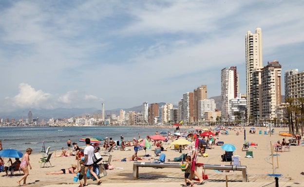 Bañistas disfrutan de la playa de Benidorm.