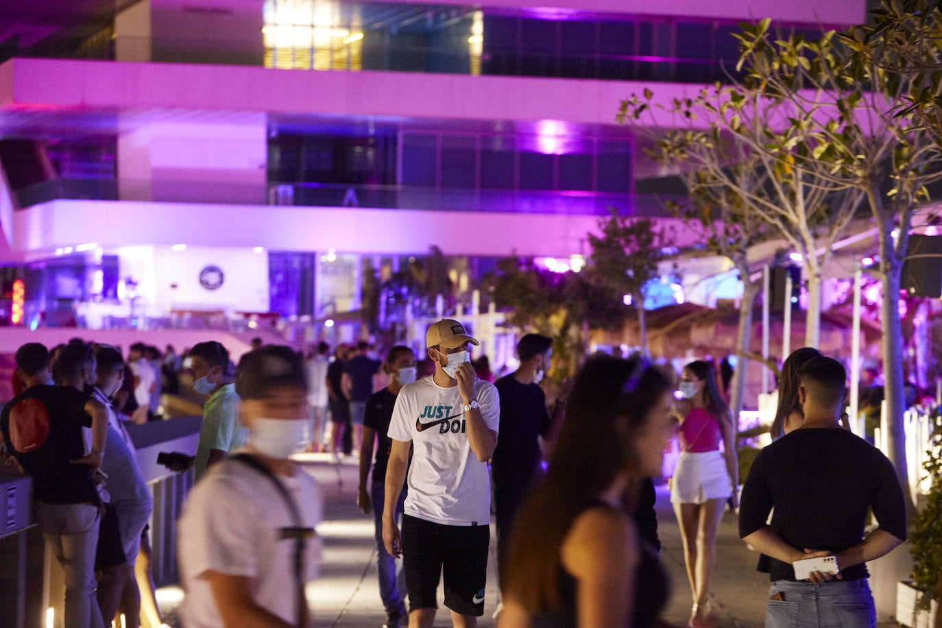 A las puertas del primer fin de semana sin toque de queda, a las zonas de ocio de Cánovas, Honduras y La Marina vuelve el ambiente de fiesta con presencia policial. 