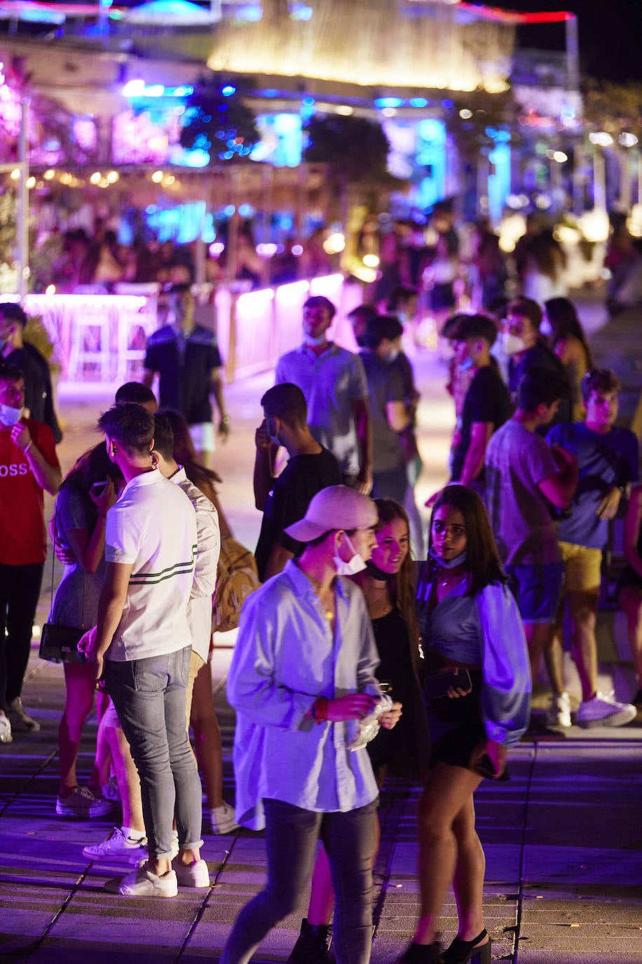 A las puertas del primer fin de semana sin toque de queda, a las zonas de ocio de Cánovas, Honduras y La Marina vuelve el ambiente de fiesta con presencia policial. 