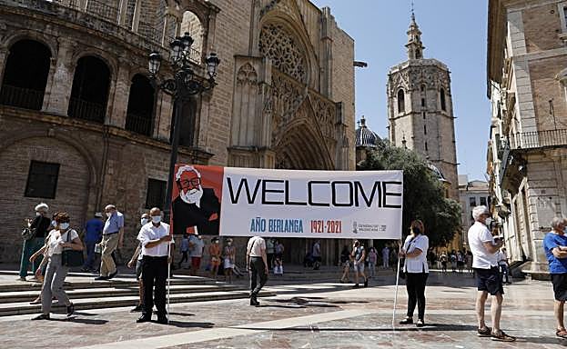 Músicos en la plaza de la Virgen antes del homenaje en el Palau de la Generalitat. 