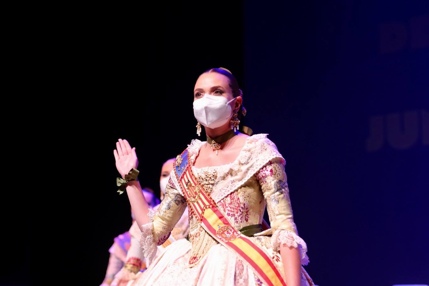 Este sábado, 12 de junio, se ha celebrado el acto de la Gala de la Cultura, al que ha asistido la fallera mayor infantil de Valencia, Carla García, junto a su corte de honor infantil y el presidente de Junta Central Fallera, Carlos Galiana. Se han entregado los premios del Concurso Literario, de Declamación, Sabudets Fallers y Teatre infantil, entre otros. Por la tarde se celebra la gala con la fallera mayor de Valencia, Consuelo Llobell y su corte de honor. 