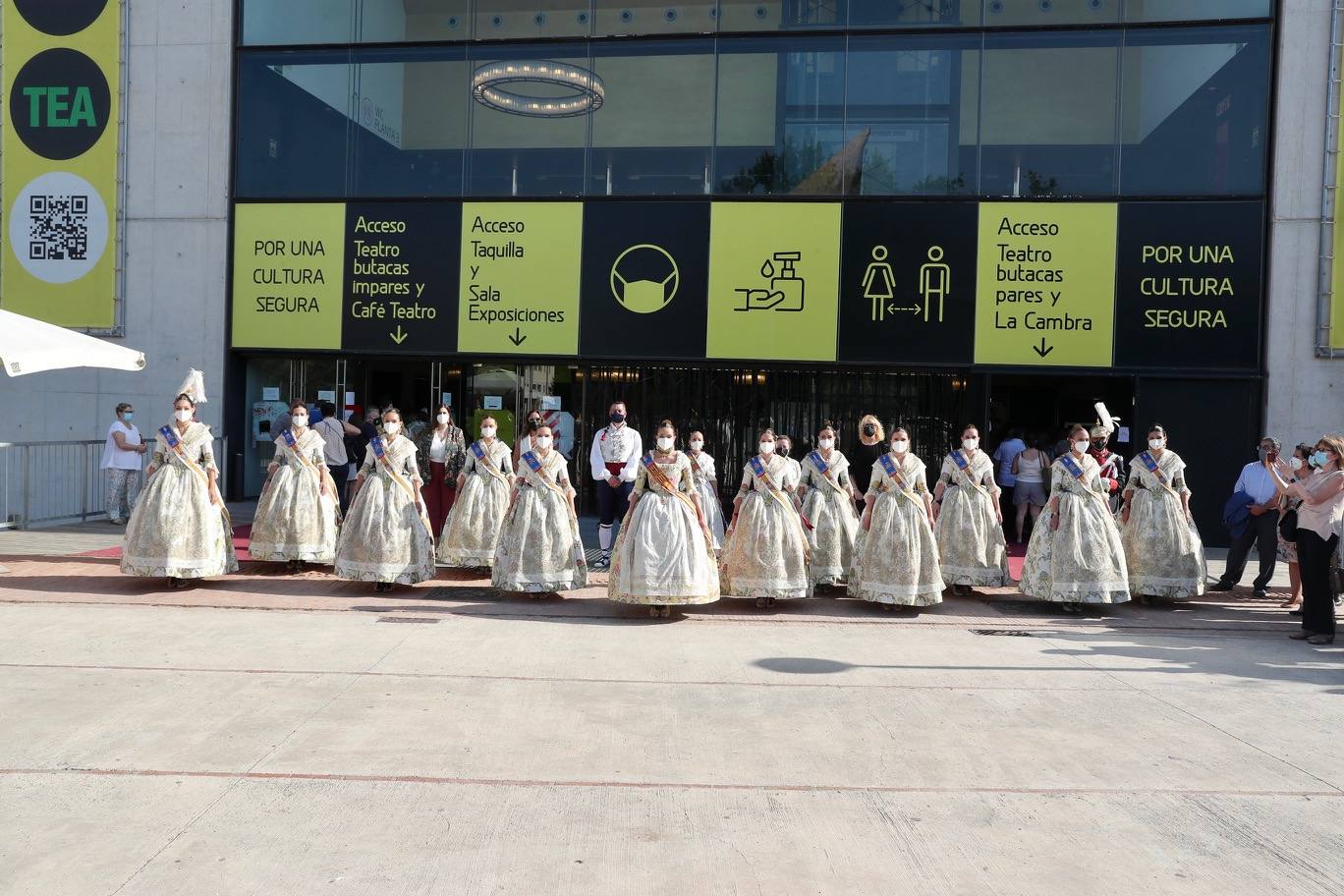 Este sábado, 12 de junio, se ha celebrado el acto de la Gala de la Cultura, al que ha asistido la fallera mayor infantil de Valencia, Carla García, junto a su corte de honor infantil y el presidente de Junta Central Fallera, Carlos Galiana. Se han entregado los premios del Concurso Literario, de Declamación, Sabudets Fallers y Teatre infantil, entre otros. Por la tarde se celebra la gala con la fallera mayor de Valencia, Consuelo Llobell y su corte de honor. 