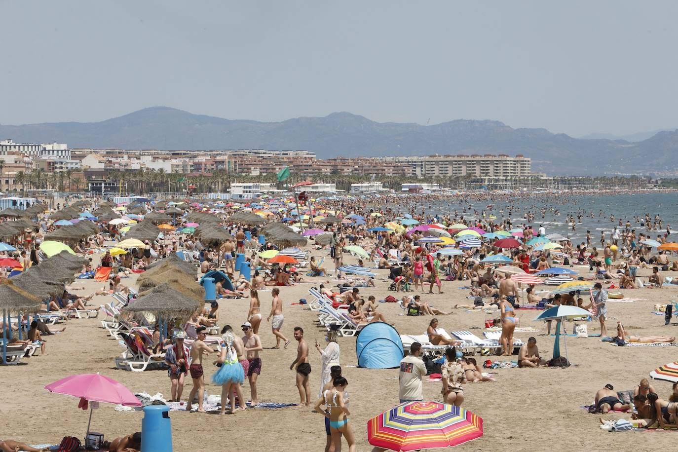 El buen tiempo y el fin de semana han dejado imágenes de las playas de Valencia llenas de gente. Muchas personas se han decantado por practicar algún deporte acuático, mientras que otras han preferido tomar el sol en la arena, donde costaba encontrar un sitio en el que plantar la sombrilla y la toalla. 