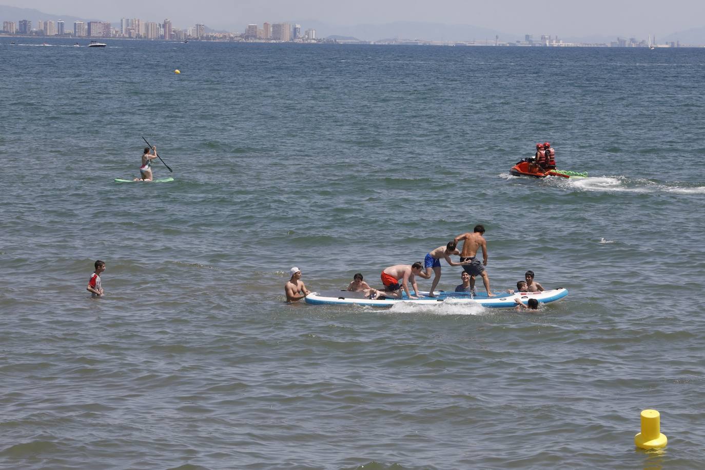 El buen tiempo y el fin de semana han dejado imágenes de las playas de Valencia llenas de gente. Muchas personas se han decantado por practicar algún deporte acuático, mientras que otras han preferido tomar el sol en la arena, donde costaba encontrar un sitio en el que plantar la sombrilla y la toalla. 