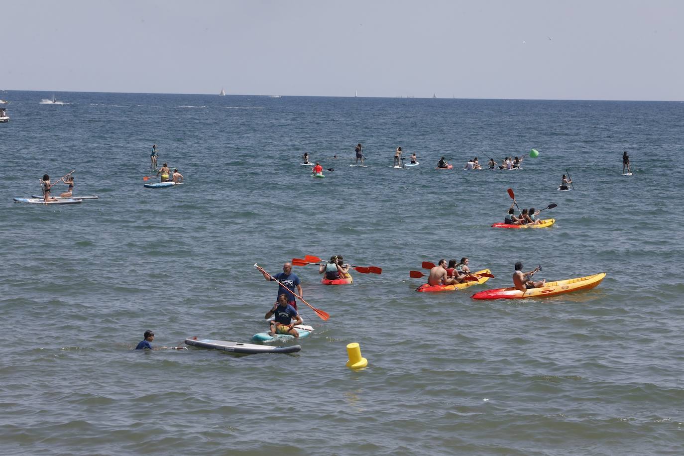 El buen tiempo y el fin de semana han dejado imágenes de las playas de Valencia llenas de gente. Muchas personas se han decantado por practicar algún deporte acuático, mientras que otras han preferido tomar el sol en la arena, donde costaba encontrar un sitio en el que plantar la sombrilla y la toalla. 