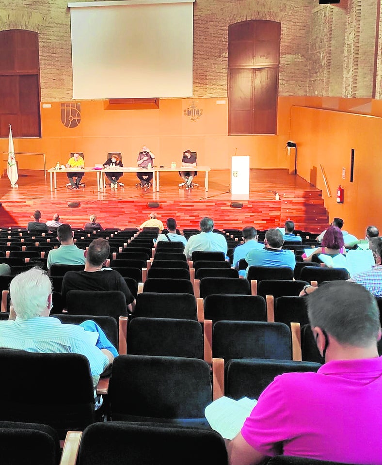 Un momento de la asamblea de peñas en La Petxina.