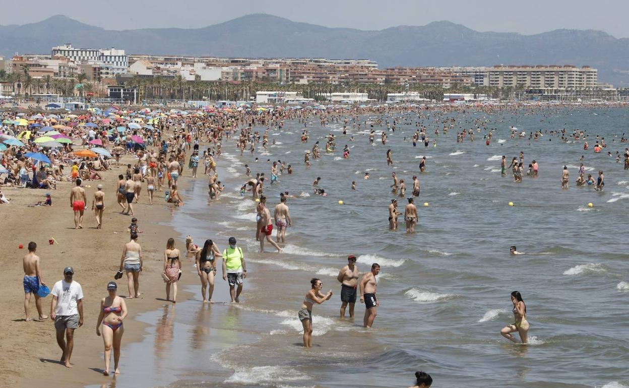 La playa de la Malvarrosa, este sábado. 