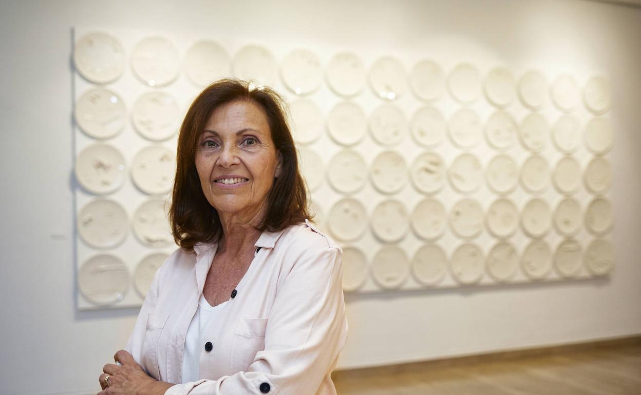 La artista Amparo Carbonell en la exposición de su obra en el Museo Nacional de Cerámica y Artes Suntuarias González Martí. 