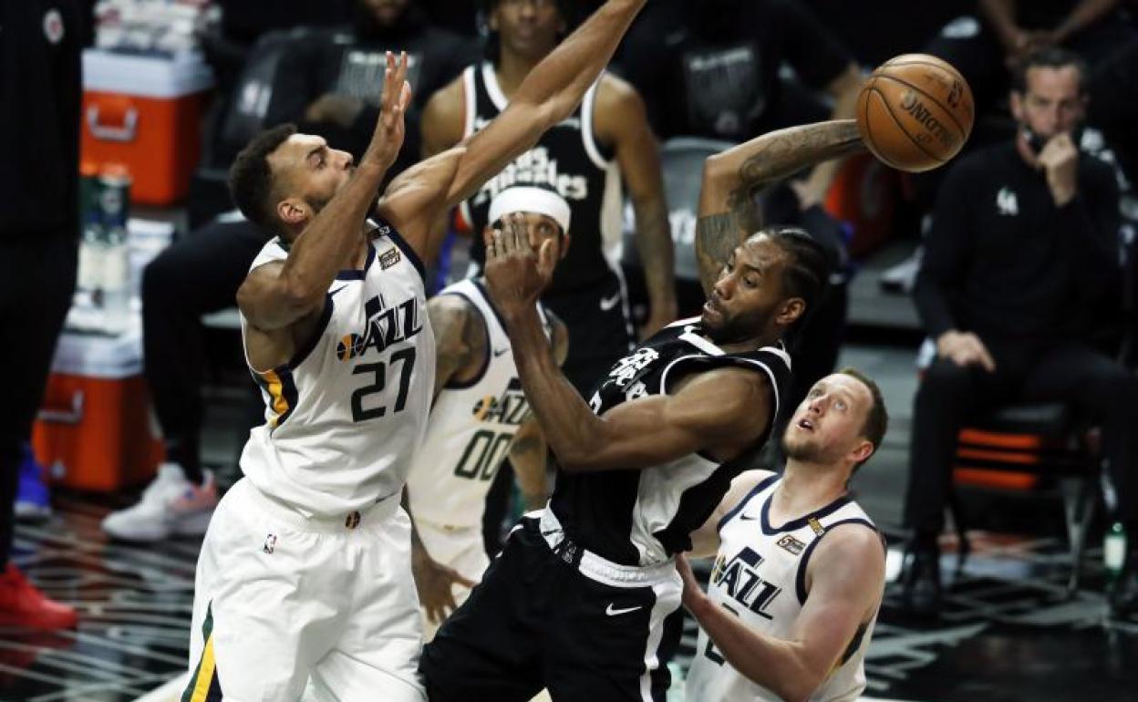 Kawhi Leonard entra a canasta. 