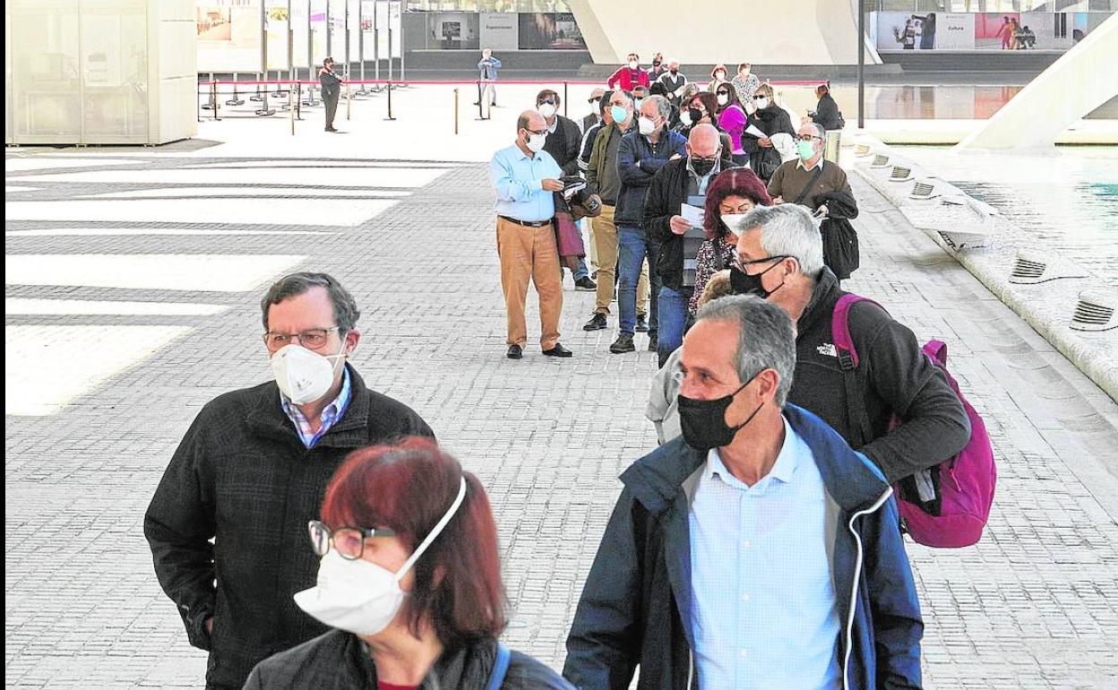 Un grupo de personas se dirige al 'vacunódromo' de la Ciudad de las Artes.