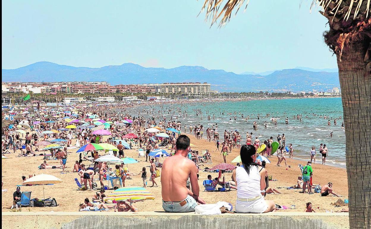 Las playas del norte de Valencia (Malvarrosa, Cabanyal y Patacona) llenas de bañistas ayer, ávidos de mar.