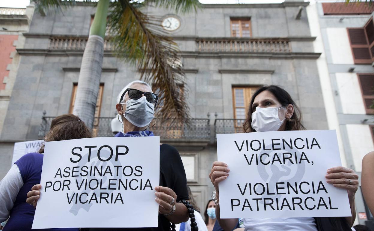 Varias personas participan en Tenerife en una concentración contra los crímenes machistas. 