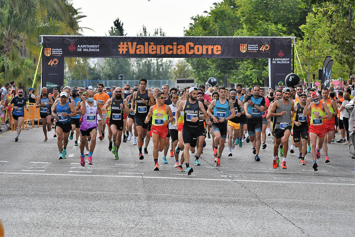 Las calles de Valencia se han llenado de corredores con la tercera edición de la carrera Marta Fernández de Castro, que ha reunido a 1.400 participantes. 