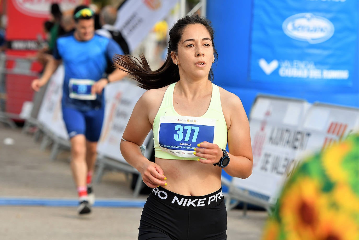 Las calles de Valencia se han llenado de corredores con la tercera edición de la carrera Marta Fernández de Castro, que ha reunido a 1.400 participantes. 