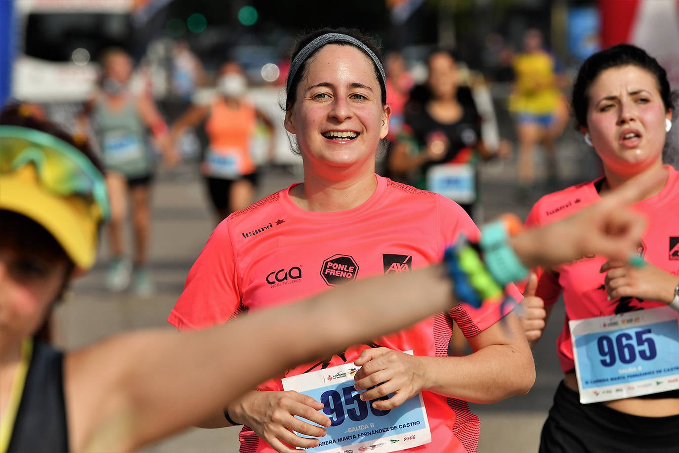 Las calles de Valencia se han llenado de corredores con la tercera edición de la carrera Marta Fernández de Castro, que ha reunido a 1.400 participantes. 