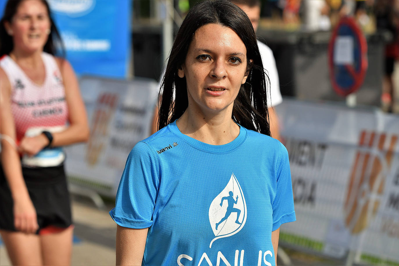 Las calles de Valencia se han llenado de corredores con la tercera edición de la carrera Marta Fernández de Castro, que ha reunido a 1.400 participantes. 