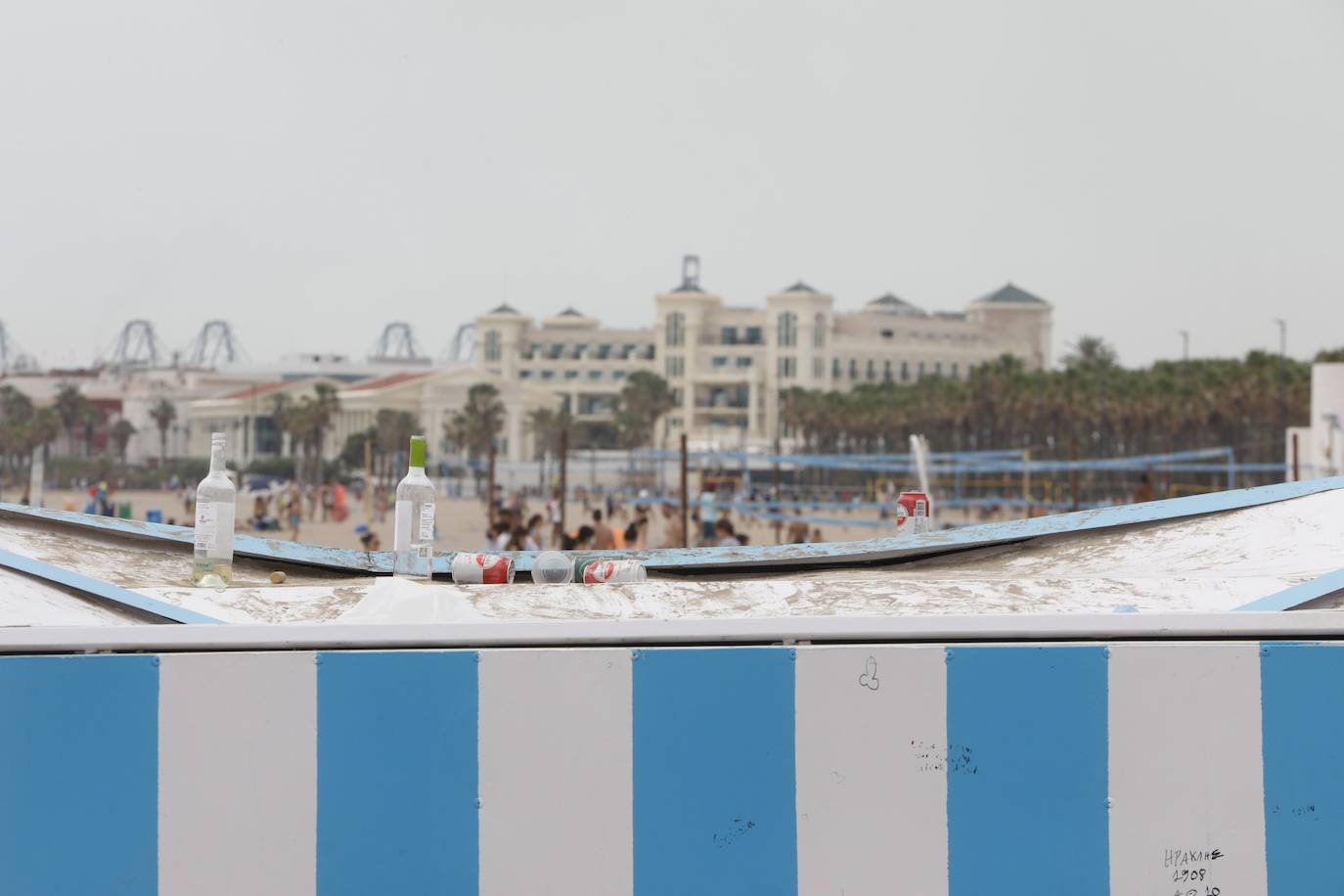 Dos noches han bastado para que los botellones y las fiestas en la playa de Valencia arrasen en el primer fin de semana sin toque de queda. 