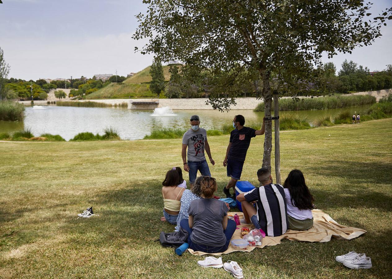 Picnics en el Jardín del Turia, en el lago del Parque de Cabecera