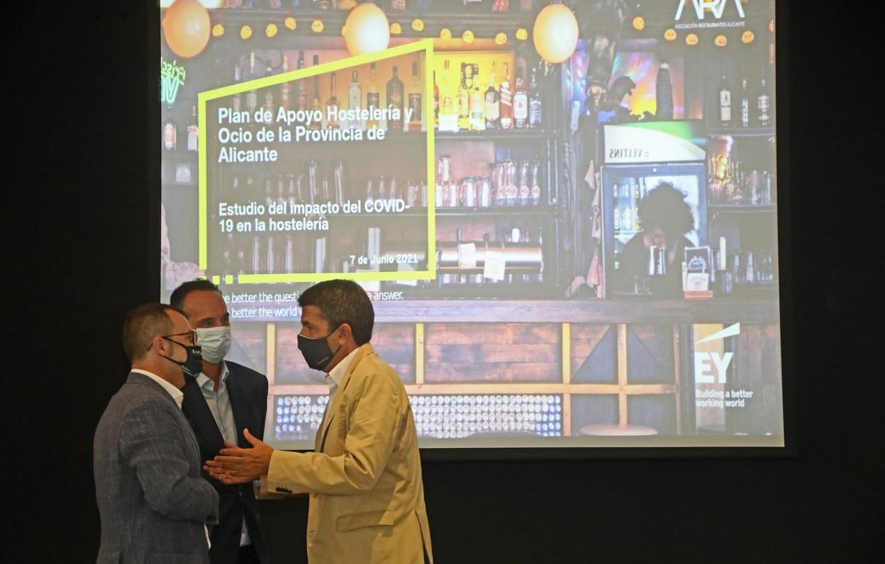 Carlos Mazón junto al presidente de ARA, César Anca, y el director del proyecto EY España, Pedro Valdés.
