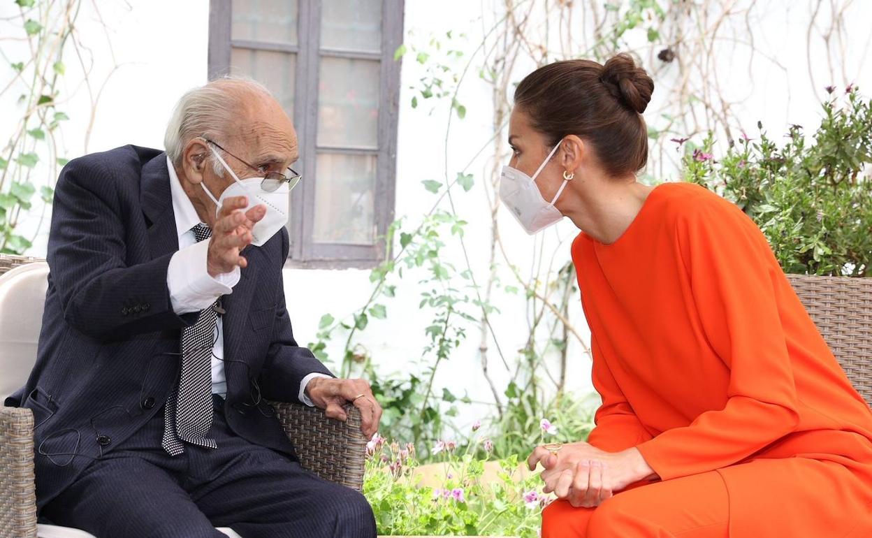 Francisco Brines, el día que recogió el Cervantes, con la Reina Doña Letizia, en su finca de Elca. 