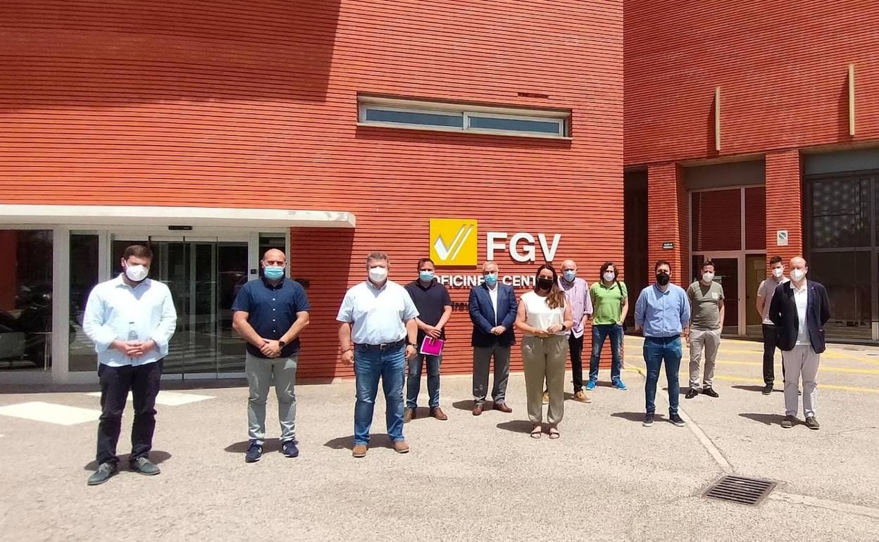 Los responsables de los municipios con la directora gerente de FGV, Anaïs Menguzzato. 