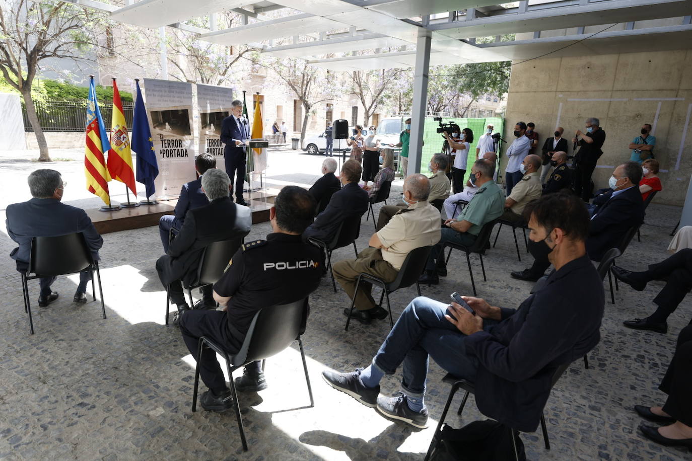 Valencia es ya sede para el recuerdo de 60 años de azote del terrorismo en toda España a través de la mirada de la prensa. La muestra se puede visitar en la sede de San Carlos de la Universidad Católica de Valencia.