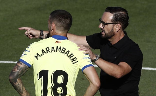 José Bordalás, en su etapa como entrenador del Getafe, da órdenes a Arambarri. 