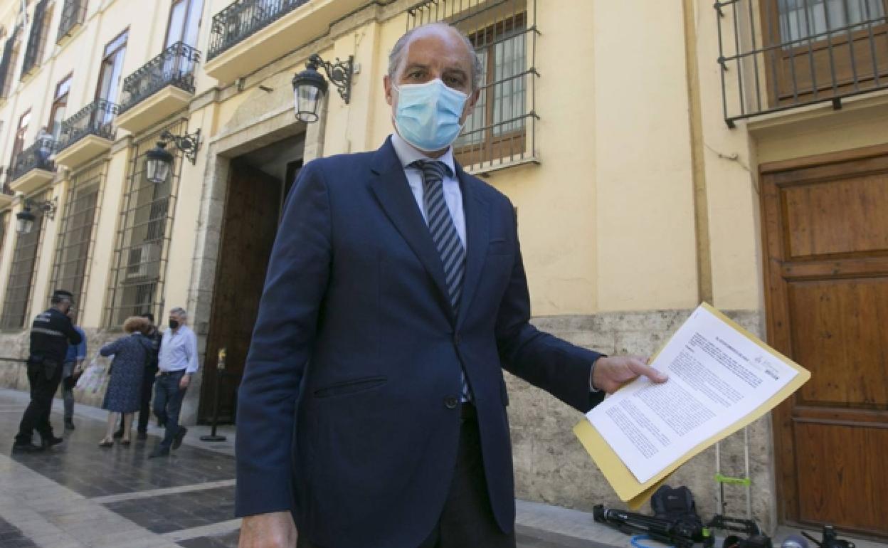 El expresidente Camps, el día que presentó su escrito sobre el PAI de la F-1. 