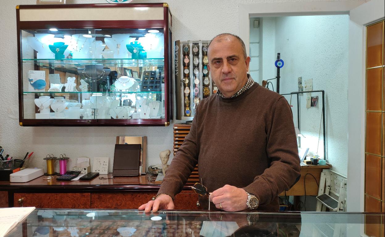 Allfredo Lacomba, dentro de su joyería. Al fondo a la derecha el taller donde repara joyas y relojes. 